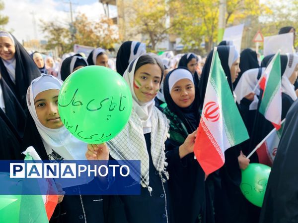 همبستگی نسل امروز با آرمان‌های انقلاب در راهپیمایی ۱۳ آبان باخرز
