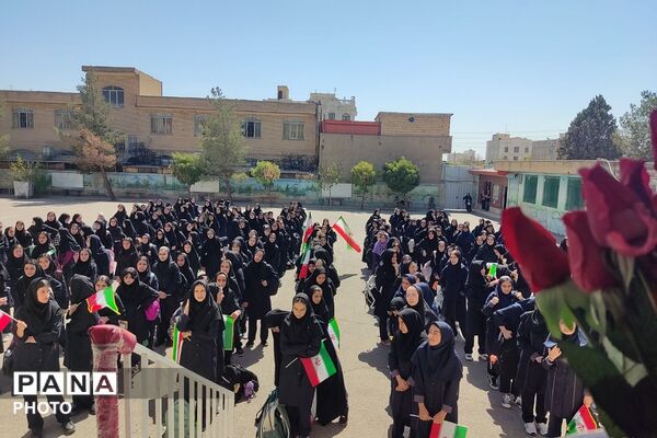 نواخته شدن زنگ مهر در دبیرستان مهدیه فاز ۲ اندیشه شهریار 