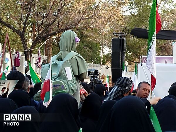 دانش آموزان کرمانی در سوگ «شهدای دبستان شجره طیبه میناب»