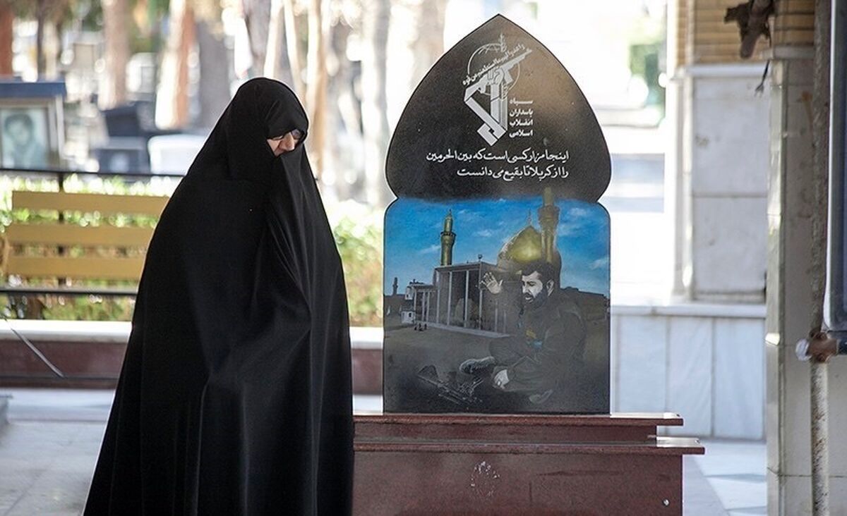 در بزرگداشت یاد شهدا بر اهمیت نقش خانواده‌های آنان بسیار تأکید می‌شود