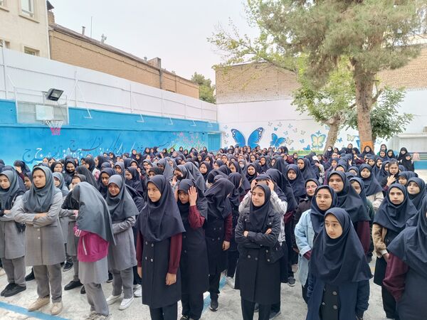 مراسم بزرگداشت شهید سیدحسن نصرالله و سردار شهید نیل فروشان در دبیرستان دخترانه امام حسین(ع) مشهد