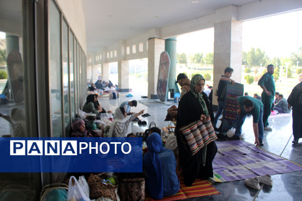 حضور گردشگران روز طبیعت در محوطه باغ‌موزه دفاع مقدس قم