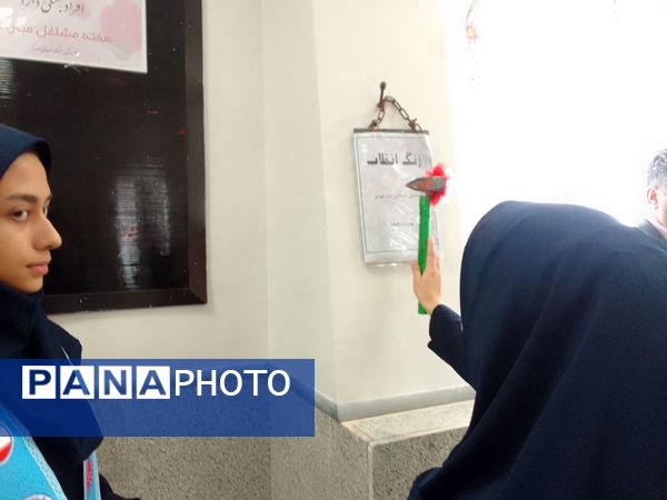 زنگ انقلاب در مدرسه بنت‌الهدی صدر با حضور مسئولین نواخته شد 