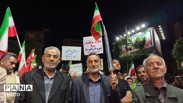 اجتماع شبانه مردم بروجرد در حمایت از همبستگی ملی