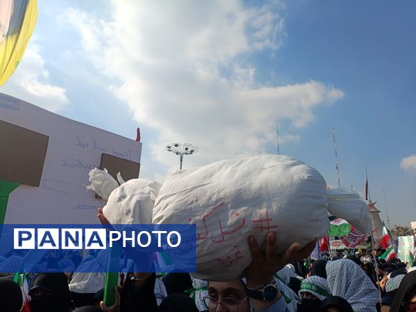 ۱۳ آبان، فریاد شهامت دانش آموزان در مسیر استقلال طلبی و استکبار ستیزی 