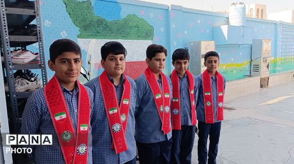 لبخند عاطفه بر لبان دانش‌آموزان میبدی