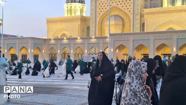 «سفره پدری» در حرم امام رضا (ع) پهن شد