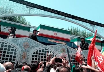تشیع رهبر؛ از اشک  نقش‌آفرینی دانش‌آموزان تا عرق خدمت