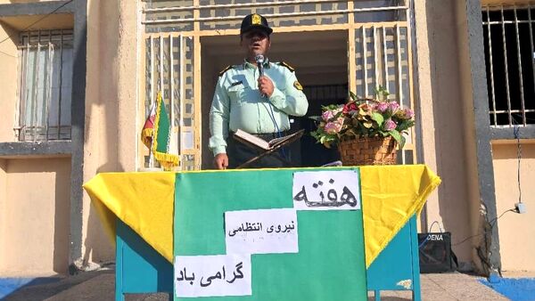 دیدار صمیمانه مأموران نیروی انتظامی با دانش‌آموزان دبستان استقلال 