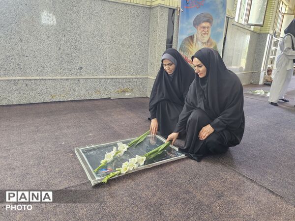 غبارروبی و عطرافشانی گلزار شهدا به مناسبت هفته دفاع مقدس