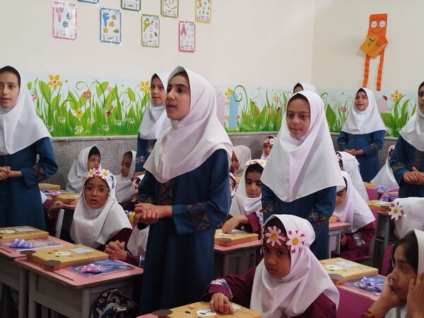 طلوع شکوفه‌های امید در دبستان امین زاده فاروج 