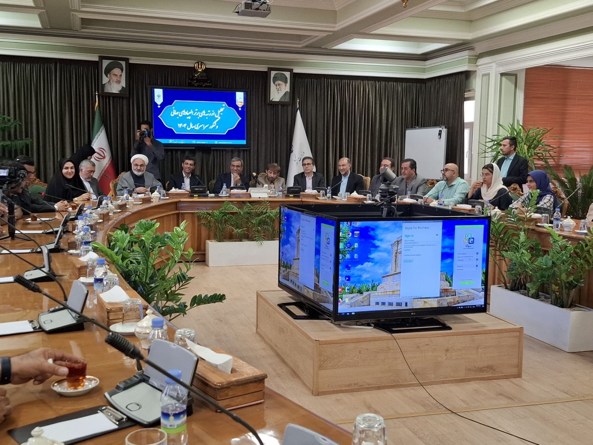 آیین تجلیل از دانش آموزان رتبه برتر کنکور سراسری و مدال آوران المپیاد علمی جهانی