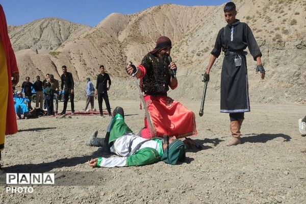 تعزیه خوانی در روز اربعین حسینی در جوار گلزار شهدای شهر بار نیشابور 