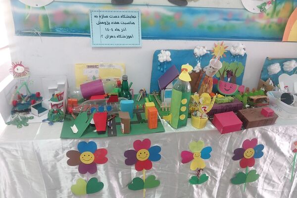  نمایشگاه هفته پژوهش و نواختن زنگ پژوهش در دبستان دخترانه مهران