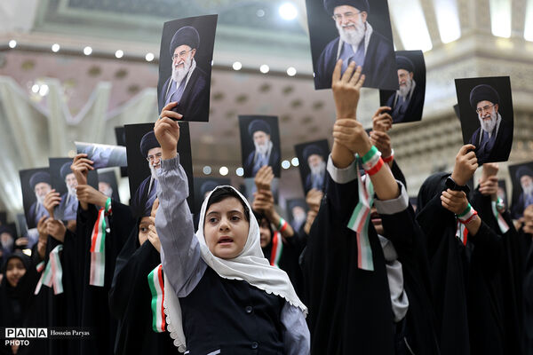 برگزاری همایش بزرگ جمع‌خوانی دانش‌آموزان با اجرای سرود و نوحه حماسی «باید برخاست»