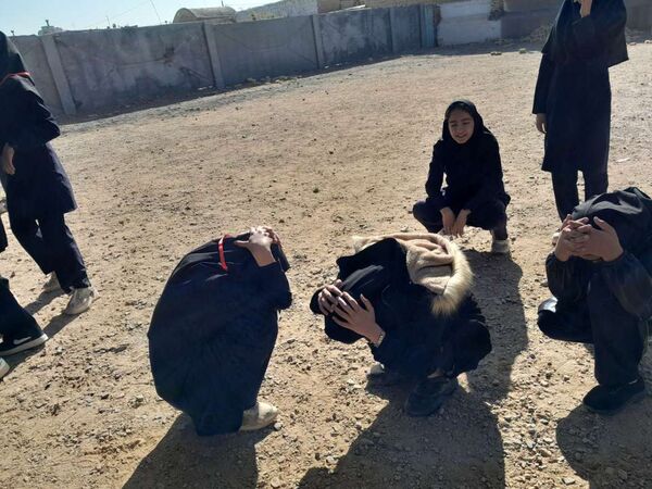 مانور زلزله در دبیرستان مادرمهربان خلیل آباد