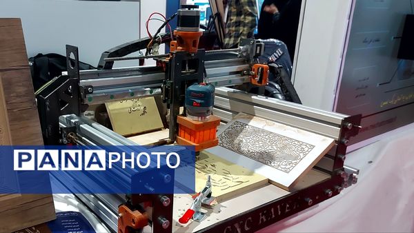 غرفه افتخارات و دستاوردهای هنرستان استعدادهای درخشان امیرکبیر ناحیه شش 