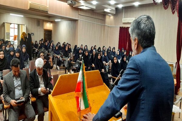 مراسم تجلیل از همیار معلم‌های نمونه دبیرستان آرمیتا مصلی نژاد