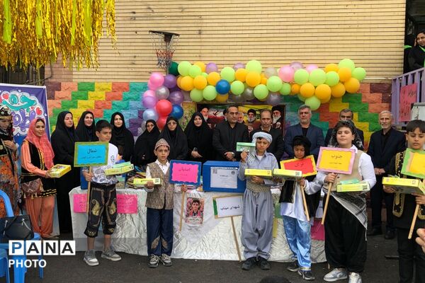 حضور مسئولان ناحیه دو شهرری در مراسم جشن عاطفه‌های دبستان پانزده خرداد 
