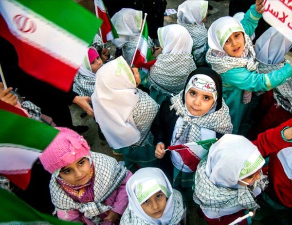 جشن انقلاب در دبستان لاله‌های انقلاب 