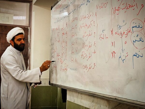 اولین جلسه هدایت تحصیلی دانش آموزان پایه نهمی دبیرستان میثاق