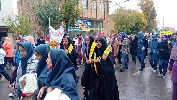 حماسه‌آفرینی دانش‌آموزان کمیجانی در راهپیمایی۱۳ آبان 