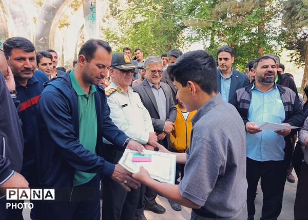 همدلی مسئولان و مردم در پیاده‌روی خانوادگی گامی بلند به سوی سلامتی و انسجام شهری