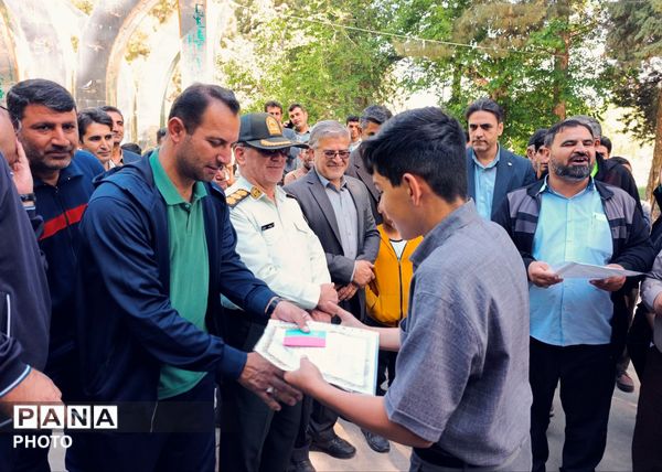 همدلی مسئولان و مردم در پیاده‌روی خانوادگی گامی بلند به سوی سلامتی و انسجام شهری