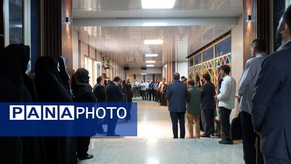 حضور خادمین حرم مطهر امام رضا (ع) به‌مناسبت دهه کرامت و هفته معلم در اداره آموزش و پرورش منطقه ۱۹