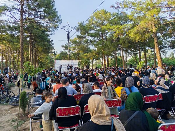 قدم هایی به عشق معلمان