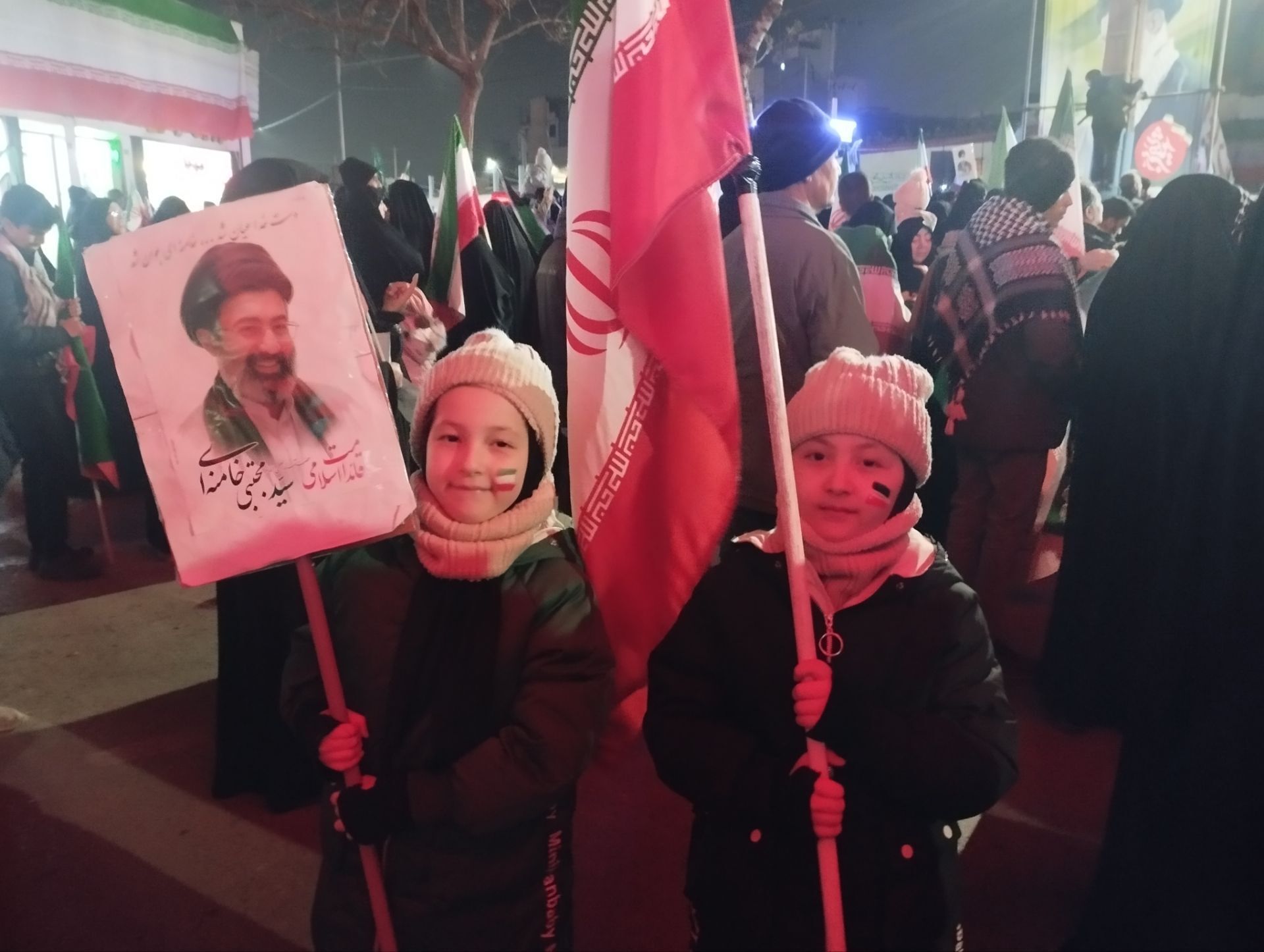 حضور مردمان محله های مختلف در چهارراه برق مشهد