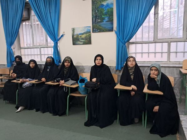 دورهمی دانش‌آموزان انجمن کانون امید انقلاب ناحیه پنج 