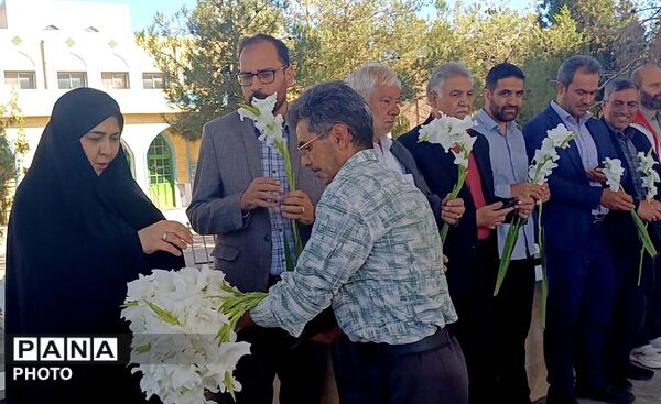 غبارروبی گلزار شهدای کوهپایه با حضور فرماندار و اعضای شورای اداری