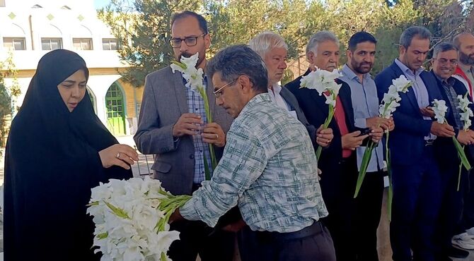 غبارروبی گلزار شهدای کوهپایه با حضور فرماندار و اعضای شورای اداری