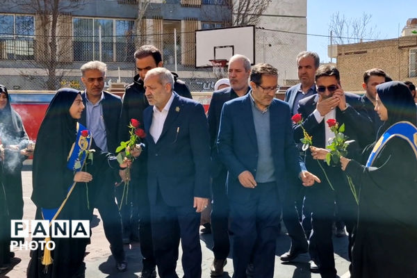 وزیر آموزش و پرورش میهمان دانش‌آموزان مدرسه شاهد دالکی