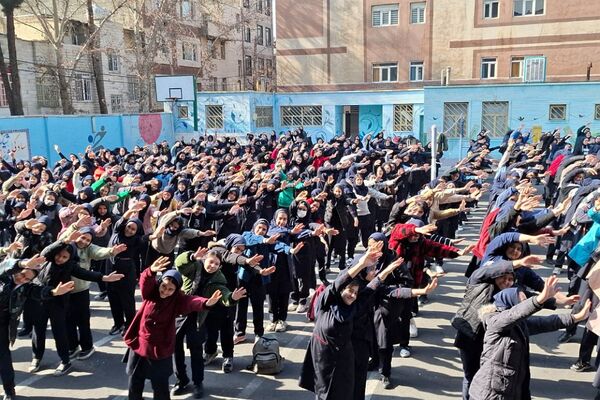 تمرین دانش‌آموزان دبیرستان حضرت ولیعصر (عج) ری یک جهت حضور در برنامه یاوران انقلاب