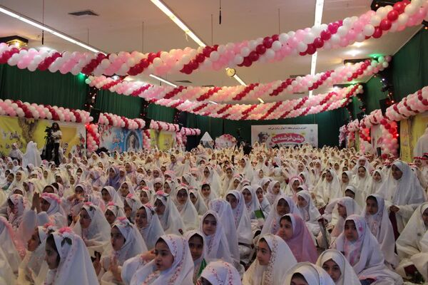 جشن عبادت ۱۳۰۰ نفر از دختران منطقه ۱۰ در مهدیه امام حسن مجتبی(ع)