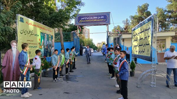 نواختن زنگ انقلاب و آغاز سال تحصیلی جدید 
