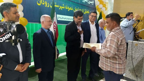 پاسداشت فرهنگیان و تقدیر از برترین‌های رودانی
