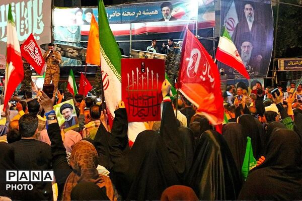 نمایش واقعی پهپادهای کرار و شاهد ۱۳۶ در اجتماع بزرگ مردمی شهرستان شیروان
