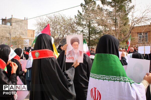راهپیمایی تا نماز جمعه با جلوه هایی از وحدت مردم شهرستان بام و صفی‌آباد در روز قدس