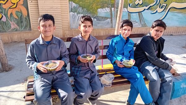 طبخ آش نذری به‌مناسبت شهادت حضرت فاطمه(س) در آموزشگاه مولوی کمیجان