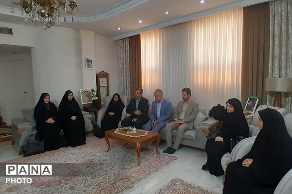 در خانه‌های روشن از یاد شهیدان، مدیر آموزش و پرورش شهرستان شهریار درس ایثار را مرور کرد