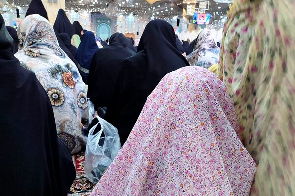 حضور دانش‌آموزان و فرهنگیان ناحیه دو شهرری در نماز جمعه 