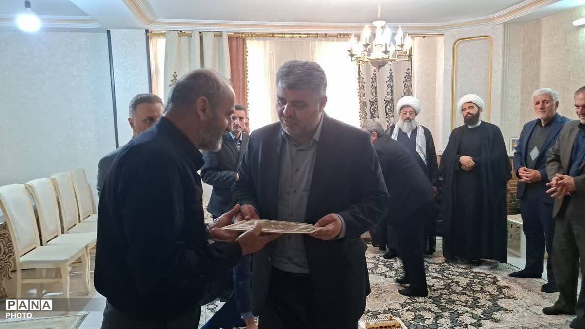 تکریم خانواده‌های معظم شهدا در شهر هشتگرد با حضور مدیران ارشد شهرستان