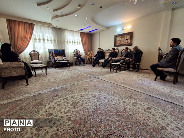 دیدار مدیر آموزش و پرورش ناحیه پنج مشهد با برادر شهید خیرزاده