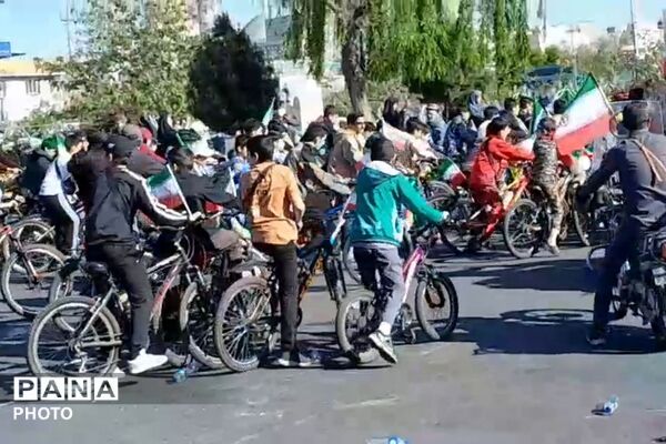 رژه دوچرخه سواران نوجوان به یاد شهدای جنگ تحمیلی سوم 