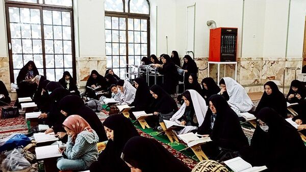 تلاوت دسته جمعی قرآن به مناسبت ماه مبارک رمضان