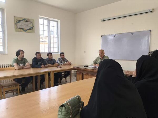 جلسه انجمن اولیا و شورای دانش آموزی در راستای برنامه‌ریزی هفته معلم