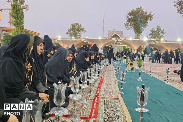 آیین لاله‌گردانی در شام غریبان امام رضا(ع)